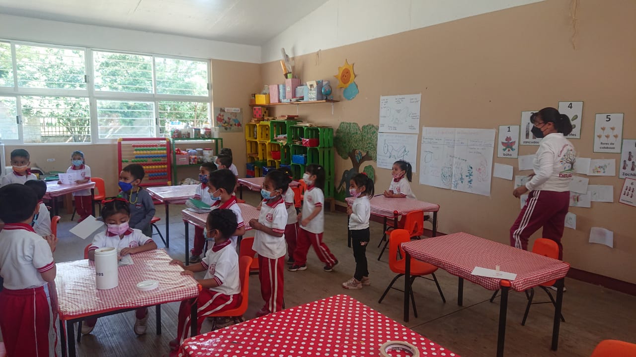 foto visita a escuela rural